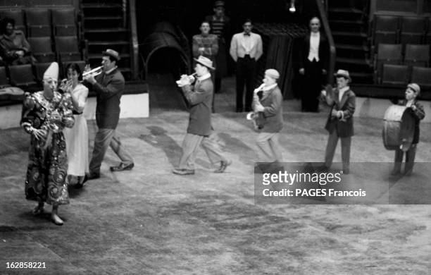 Circus Achille Zavatta. 1954 La famille Zavatta en piste avec le clown blanc Alex. La famille Zavatta joue de la musique en piste : le clown blanc...