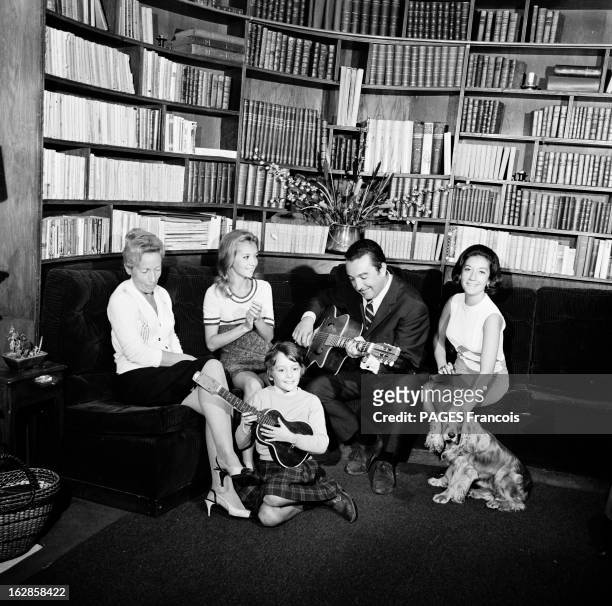 Rendezvous With Caroline Cellier. France, 5 octobre 1966, dans un salon, l'actrice française Caroline CELLIER est assise sur un canapé avec une femme...