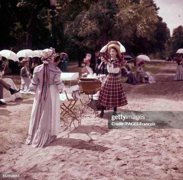 Shooting Of The Film 'Gigi' By Vincente Minnelli. Dans un décor d'allée forestière, Leslie CARON, avec un tailleur jupe écossaise et un chapeau de...