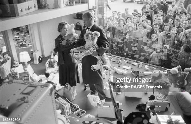 Actor Curd Jurgens In Paris For The Release Of Michel Strogoff. En 1956, l'acteur Allemand Curd JURGENS, et l'actrice Geneviève PAGE, sont les...