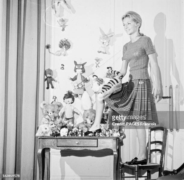 Rendezvous With Caroline Cellier. France, 5 octobre 1966, l'actrice française Caroline CELLIER pose un pied sur une chaise, l'autre sur un bureau où...