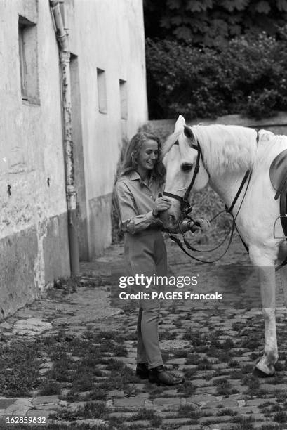 Brigitte Close-Up Of Fossey. France, 14 juillet 1966, à la campagne, l'actrice française Brigitte FOSSEY monte son cheval nommé 'Provence' au galop,...