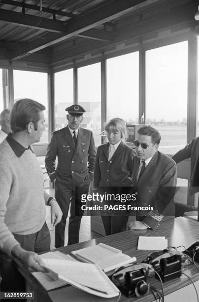 Interview Jacqueline Dubut. France, 11 octobre 1968, Jacqueline DUBUT est la première femme pilote de ligne dans la compagnie 'Air Inter'. Ici dans...