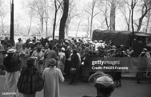 Racial Segregation In The United States. Un groupe de femmes dont la couleur de peau est noire visite un zoo.