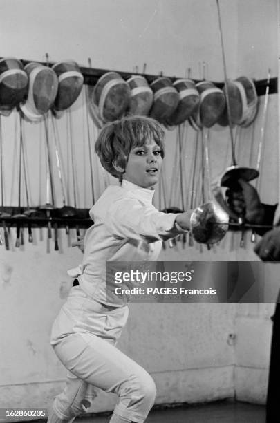 Close-Up Of France Anglade. En Aout 1967, à Paris, l'actrice France ANGLADE qui joue dans le film 'Caroline chérie' de Denys DE LA PATELLIERE, dans...