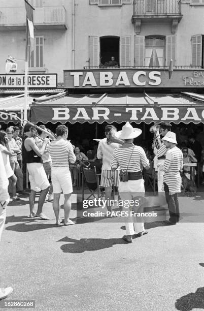 Its Parties, Its Beaches. France, Saint-Tropez, 16 aout 1967, Cette station balnéaire est célèbre pour ses soirées, la ville côtière est fréquentée...