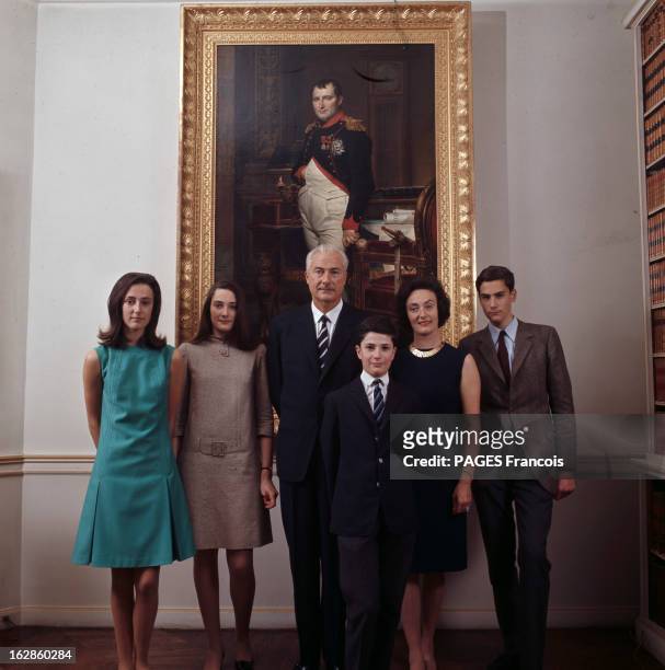 Prince Louis Napoleon With His Wife And Their Children. En 1969, dans un salon, posant sous le portrait de NAPOLEON 1ER, de gauche à droite,...