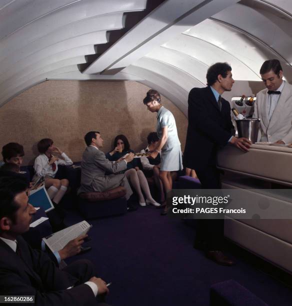 28Th Paris Air Show In Le Bourget 1969. Au Salon du Bourget 1969, dans le bar fumoir des premières classes sur Boeing 747, un stewart debout derrière...