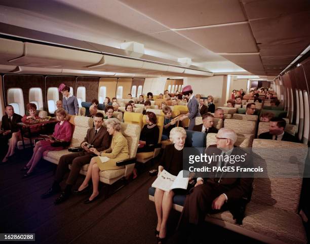 28Th Paris Air Show In Le Bourget 1969. Sur Boeing 747, des passagers installés dans une des salles de séjour de l'avion, en classe touriste.