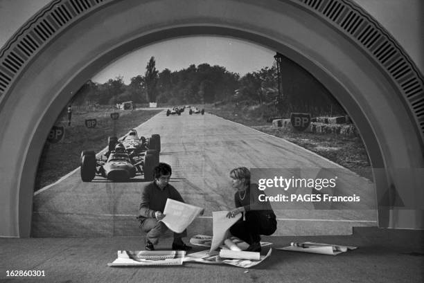 Rendezvous With Jean Pierre Beltoise And His Wife Jacqueline Cevert. Le 30 janvier 1968, en France, dans l'Essonne, dans leur garage décoré d'un...