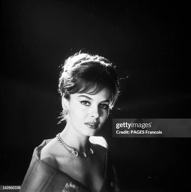 Michele Mercier In The Film 'The Second Truth' And 'Angelique'. 6 janvier 1966, lors d'un essayage pour l'un des films de la série 'Angélique' du...