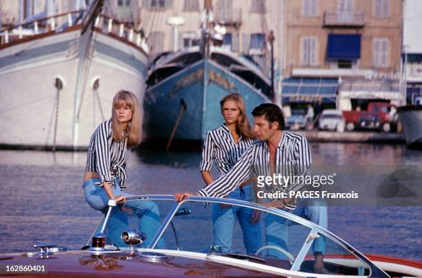 Fashion In Saint-Tropez With Gunter Sachs. A Saint-Tropez, debout sur un bateau dans le port, Gunter SACHS, portant une chemise rayée nouée à la...