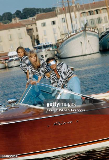 Fashion In Saint-Tropez With Gunter Sachs. A Saint-Tropez, debout sur un bateau dans le port, Gunter SACHS, avec des lunettes aux verres micacés,...