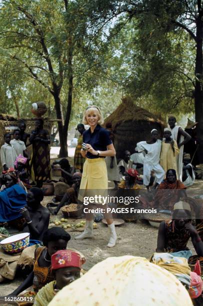 Rendezvous With Mireille Darc In Oudjila In Cameroon. Au Cameroun, à Oudjila, en 1967, lors d'un voyage de Mirelle DARC, actrice, portant une jupe...