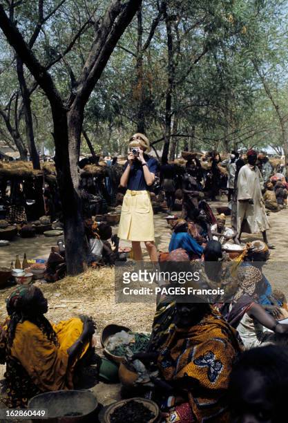 Rendezvous With Mireille Darc In Oudjila In Cameroon. Au Cameroun, à Oudjila, en 1967, lors d'un voyage de Mirelle DARC, actrice, portant une jupe...
