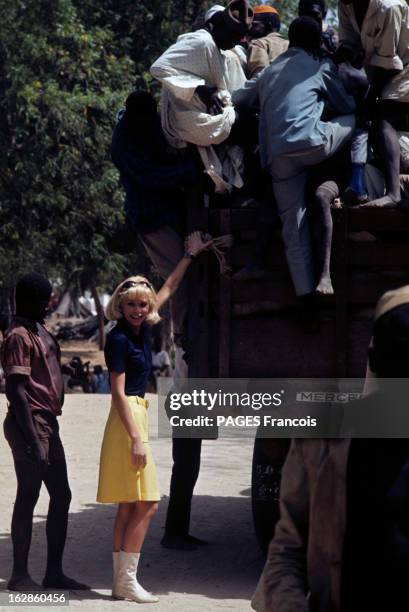 Rendezvous With Mireille Darc In Oudjila In Cameroon. Au Cameroun, à Oudjila, en 1967, lors d'un voyage de Mirelle DARC, actrice, portant une jupe...