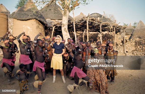 Rendezvous With Mireille Darc In Oudjila In Cameroon. Au Cameroun, à Oudjila, en 1967, lors d'un voyage de Mirelle DARC, actrice, portant une jupe...