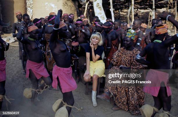 Rendezvous With Mireille Darc In Oudjila In Cameroon. Au Cameroun, à Oudjila, en 1967, lors d'un voyage de Mirelle DARC, actrice, portant une jupe...