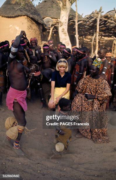 Rendezvous With Mireille Darc In Oudjila In Cameroon. Au Cameroun, à Oudjila, en 1967, lors d'un voyage de Mirelle DARC, actrice, portant une jupe...