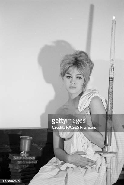 Elizabeth Wiener Poses In Studio. 16 octobre 1964 : l'actrice, chanteuse, auteur-compositeur-interprète Elisabeth WIENER pose en studio, assise sur...