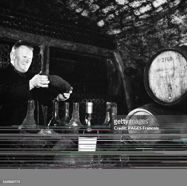 Louis Pasteur. Le 7 novembre 1965, la maison familiale d'Arbois de Louis Pasteur transformée en musée : un homme dans une cave à vin avec le vin hors...
