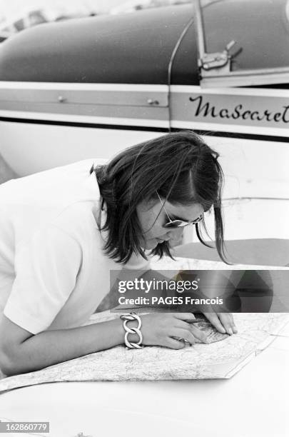 Tour De France Air Female. France 23 juillet 1967 le tour de france aérien par des femmes pilotes. Une participante étudie une carte sur l'aile de...