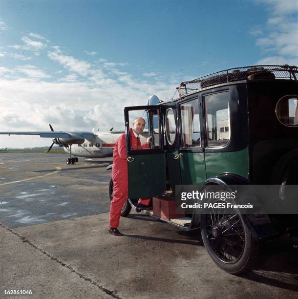 Andre Turcat Concorde Test Pilot. En France , en 1968, André TURCAT, pilote d'essai de l'avion Concorde, posant à coté d'une voiture de collection,...