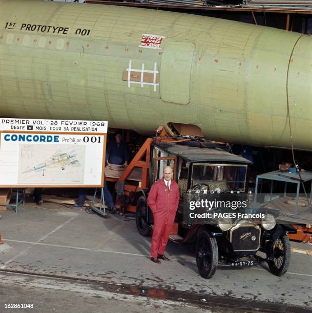 Andre Turcat Concorde Test Pilot. En France , en 1968, André TURCAT, pilote d'essai de l'avion Concorde, posant à coté d'une voiture de collection,...