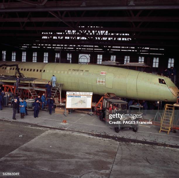 Andre Turcat Concorde Test Pilot. En France , en 1968, André TURCAT, pilote d'essai de l'avion Concorde, posant à coté d'une voiture de collection,...