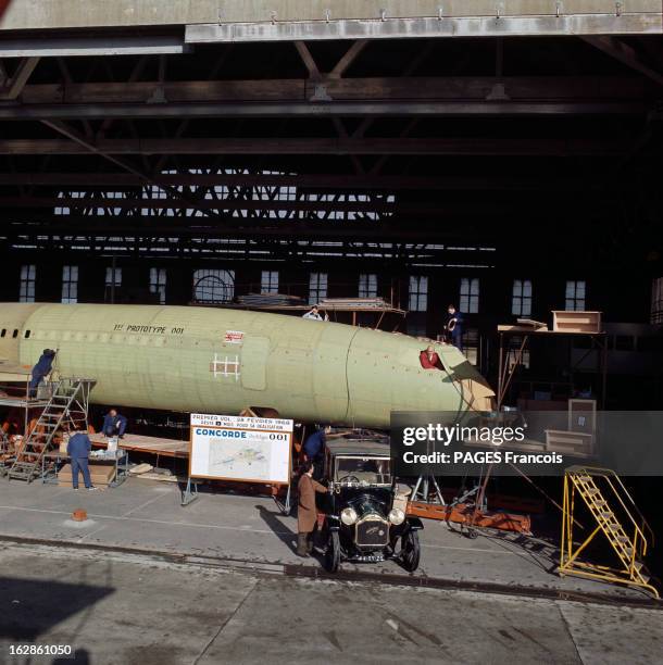 Andre Turcat Concorde Test Pilot. En France , en 1968, André TURCAT, pilote d'essai de l'avion Concorde, posant à la fenêtre de l'avion, à coté, une...