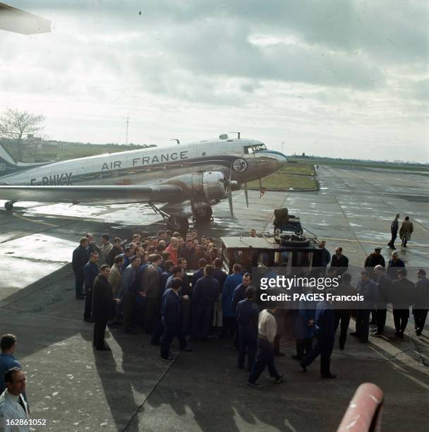 Andre Turcat Concorde Test Pilot. En France , en 1968, André TURCAT, pilote d'essai de l'avion Concorde, posant à coté d'une voiture de collection,...