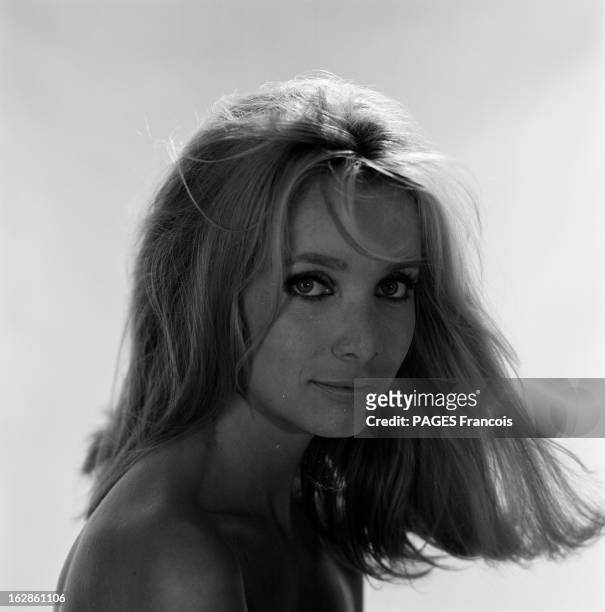Close-Up Of Anna Gael. France, 28 juillet 1966, l'actrice française d'origine hongroise Anna GAEL va tourner dans une adaptation cinématographique de...