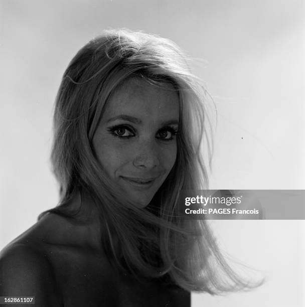 Close-Up Of Anna Gael. France, 28 juillet 1966, l'actrice française d'origine hongroise Anna GAEL va tourner dans une adaptation cinématographique de...