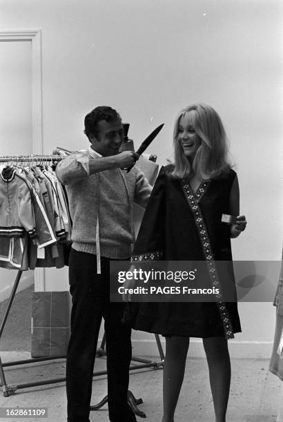 Close-Up Of Anna Gael. France, 28 juillet 1966, l'actrice française d'origine hongroise Anna GAEL va tourner dans une adaptation cinématographique de...