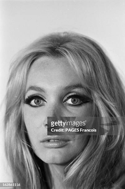 Close-Up Of Anna Gael. France, 28 juillet 1966, l'actrice française d'origine hongroise Anna GAEL va tourner dans une adaptation cinématographique de...