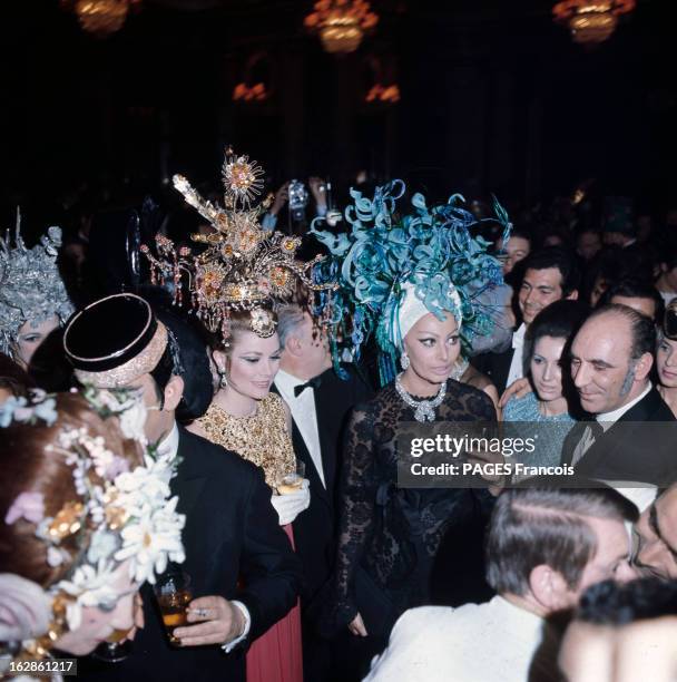 Ball For The Opening Of The Americas Room At The Casino De Monaco. A Monaco, en 1969, à l'occasion d'un bal pour l'inauguration de la salles des...