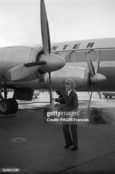 Interview Jacqueline Dubut. France, 11 octobre 1968, Jacqueline DUBUT est la première femme pilote de ligne dans la compagnie 'Air Inter'. Ici sur la...