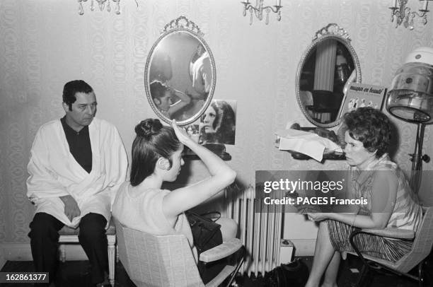 Chaplin With Family At The Hairdresser. Le 12 janvier 1967, dans un salon de coiffure, Oona O'NEILL-CHAPLIN épouse de l'acteur et réalisateur Charles...