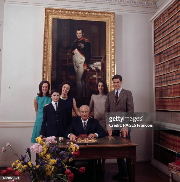 Prince Louis Napoleon With His Wife And Their Children. En 1969, dans un bureau bibliothèque, sous le portrait de NAPOLEON 1ER, le prince LOUIS...
