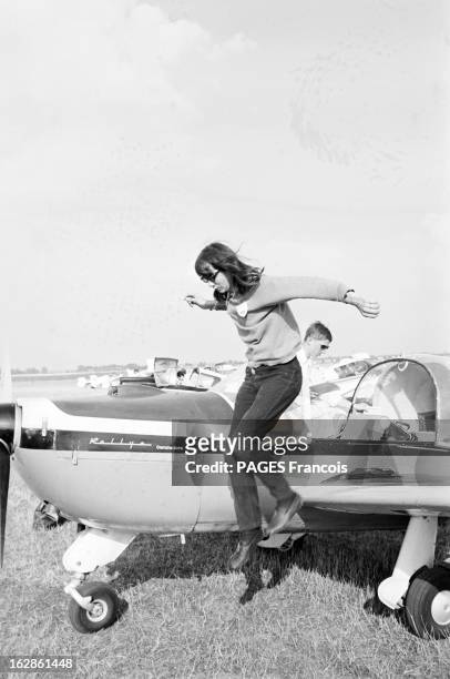 Tour De France Air Female. France 23 juillet 1967 le tour de france aérien par des femmes pilotes. A terre, une participante saute de son petit avion...