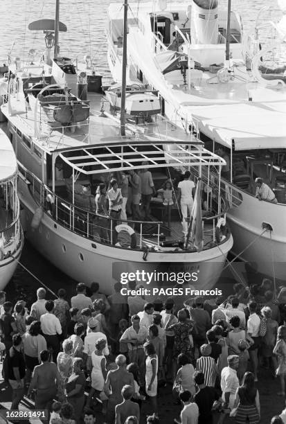 Its Parties, Its Beaches. France, Saint-Tropez, 16 aout 1967, Cette station balnéaire est célèbre pour ses soirées, la ville côtière est fréquentée...