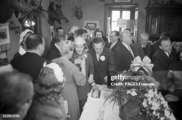 Wedding Ofolivia De Havilland With Pierre Galante. France, le 2 avril 1955, l'actrice américaine Olivia de HAVILLAND épouse le reporter Pierre...