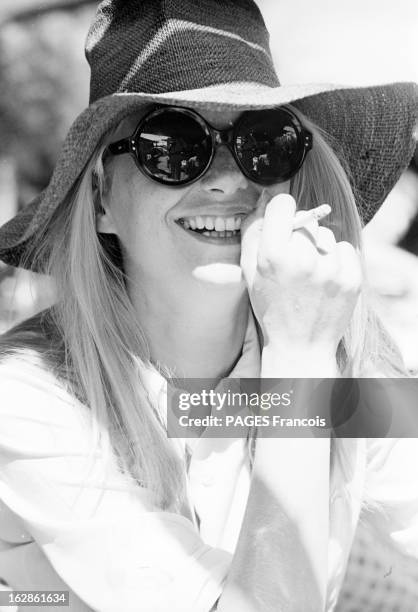 Its Parties, Its Beaches. France, Saint-Tropez, 16 aout 1967, Cette station balnéaire est célèbre pour ses soirées, la ville côtière est fréquentée...