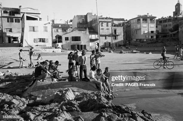 Its Parties, Its Beaches. France, Saint-Tropez, 16 aout 1967, Cette station balnéaire est célèbre pour ses soirées, la ville côtière est fréquentée...