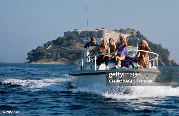 George And Claude Pompidou On Holiday In Brégançon. En août 1970, en mer, assis à l'avant d'une vedette, Georges POMPIDOU, en bras de chemise, Claude...