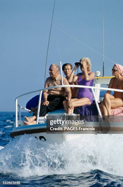 George And Claude Pompidou On Holiday In Brégançon. En août 1970, en mer, assis à l'avant d'une vedette, Georges POMPIDOU, en bras de chemise, Claude...