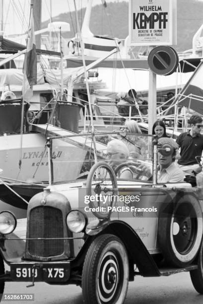 Its Parties, Its Beaches. France, Saint-Tropez, 16 aout 1967, Cette station balnéaire est célèbre pour ses soirées, la ville côtière est fréquentée...