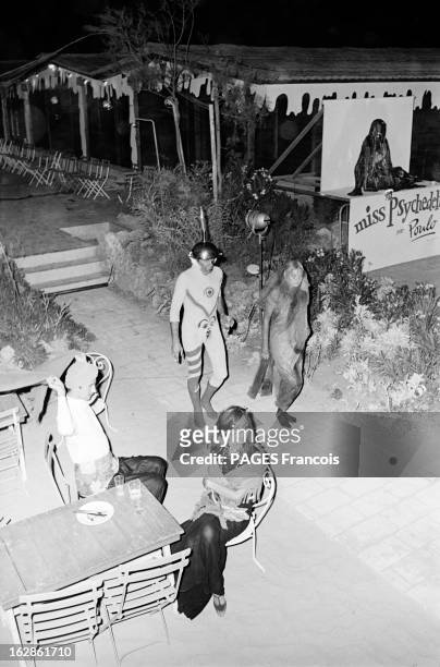 Its Parties, Its Beaches. France, Saint-Tropez, 16 aout 1967, Cette station balnéaire est célèbre pour ses soirées, la ville côtière est fréquentée...