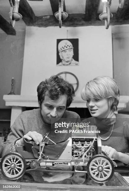 Rendezvous With Jean Pierre Beltoise And His Wife Jacqueline Cevert. Le 30 janvier 1968, en France, dans l'Essonne dans le salon de leur maison à...