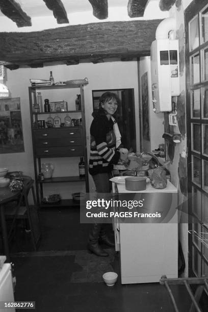 Rendezvous With Anna Karina. Le 9 janvier 1978, l'actrice française d'origine danois Anna KARINA se repose entre deux tournages. Ici chez elle dans...